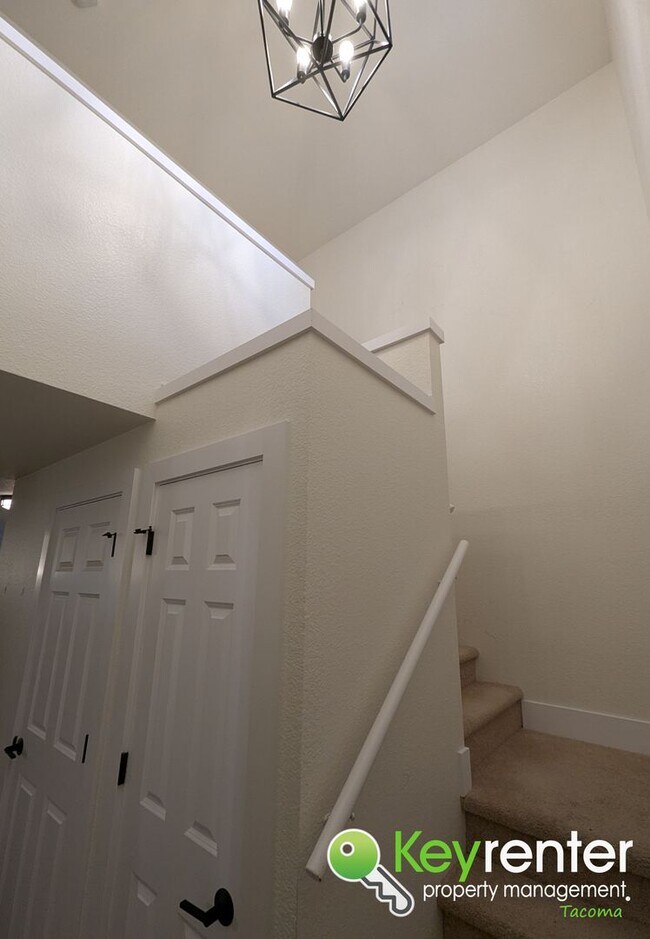 Building Photo - Fully Furnished Modern Puyallup Duplex in Prime Location