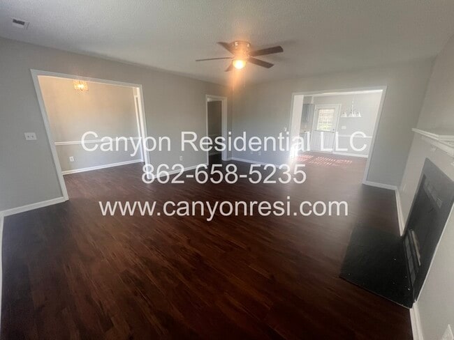 Building Photo - Hurry this Home won't last long! Great 3BR...