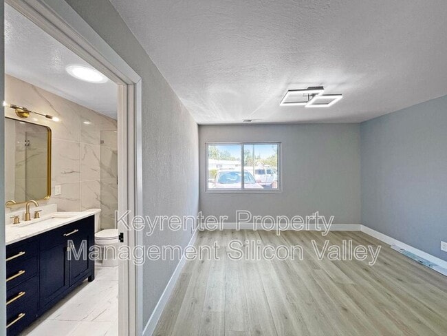 Building Photo - 3115 Calzar Dr
