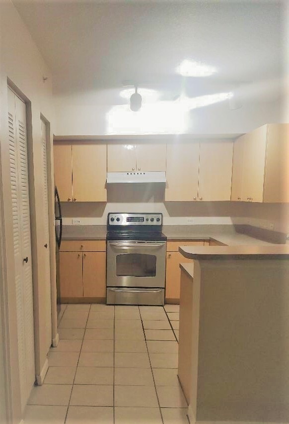 Building Photo - 1105 Villa Cir