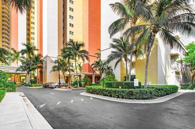 Building Photo - 2640 Lake Shore Dr