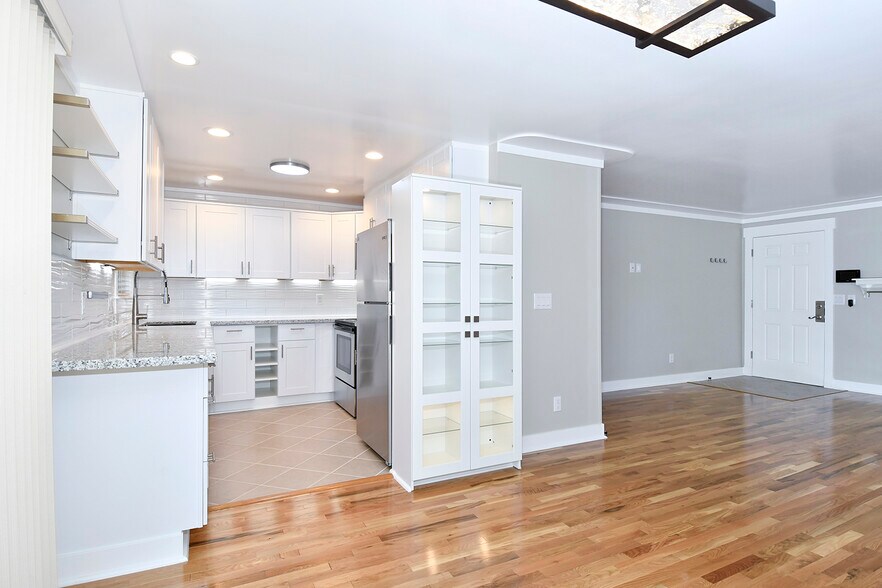 Building Photo - 6 SE 136th Ave