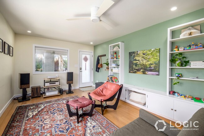 Building Photo - Beautiful Home in Excellent Location!