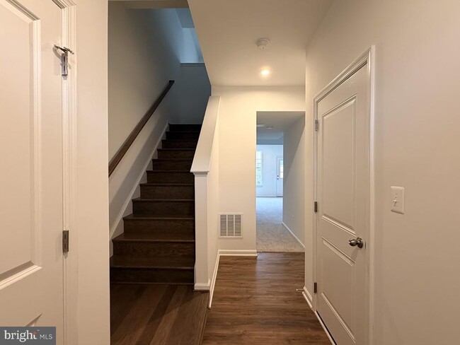 Building Photo - 453 Husky Trl