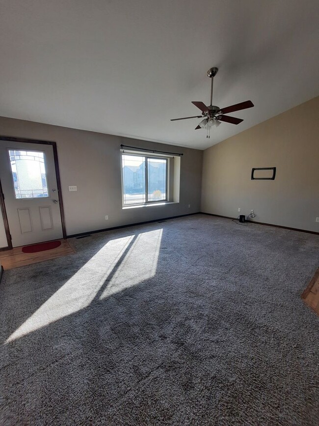 Building Photo - 4 BED | 3 BATH | DOUBLE GARAGE | MALL RIDGE