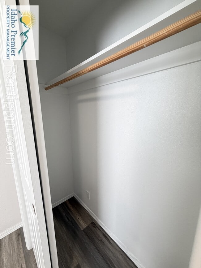 Building Photo - 2200 E Grapewood Dr