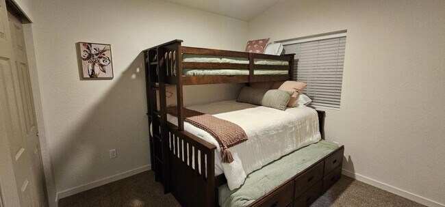 Building Photo - 731 W 6th S St