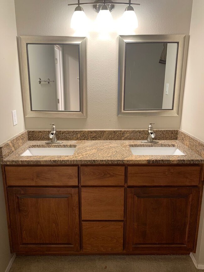 Building Photo - 812 Oro Real NE