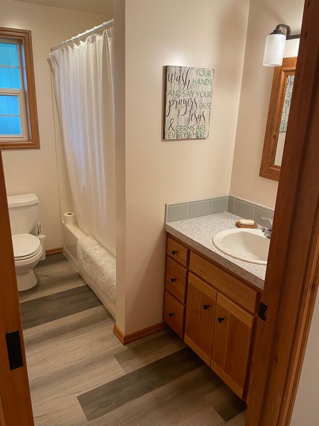 Building Photo - Beautifully updated 2 bedroom 2 bath house!