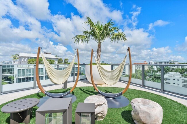 Building Photo - 9901 W Bay Harbor Dr