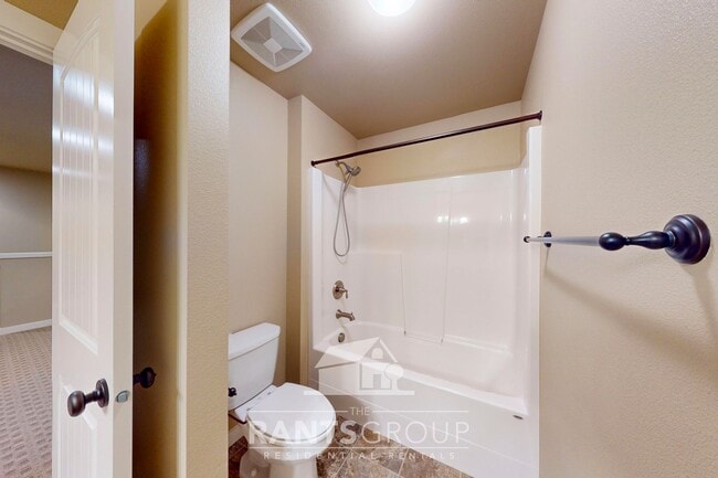 Building Photo - Beautifully upgraded townhome in a quiet L...