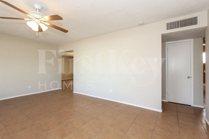 Building Photo - 5702 N 19th Dr