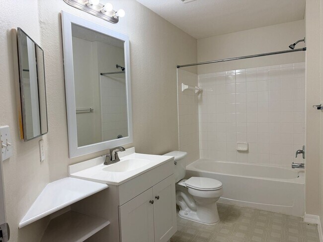 Building Photo - 2025 Erving Cir