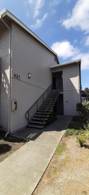 Building Photo - 427 W Laurel Dr