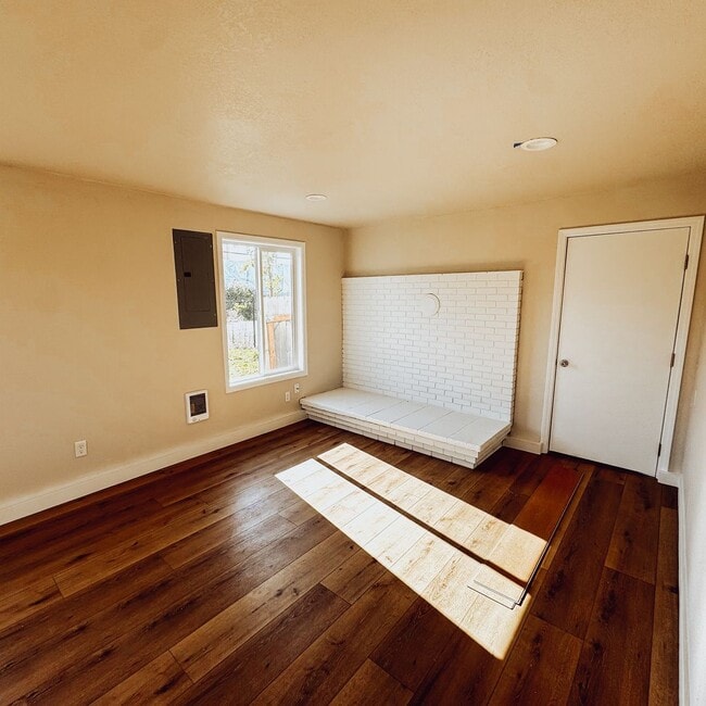 Building Photo - Newer Remodeled 2 Bed, 1.5 Bath – Private & Tucked Away Gem