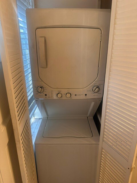 stackable washer/dryer in unit - 1250 N Citrus Ave