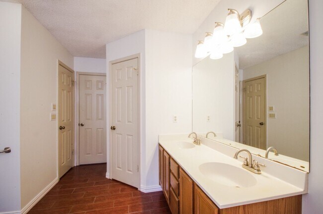 Building Photo - Great 4 bed 2.5 bath on Greenbelt