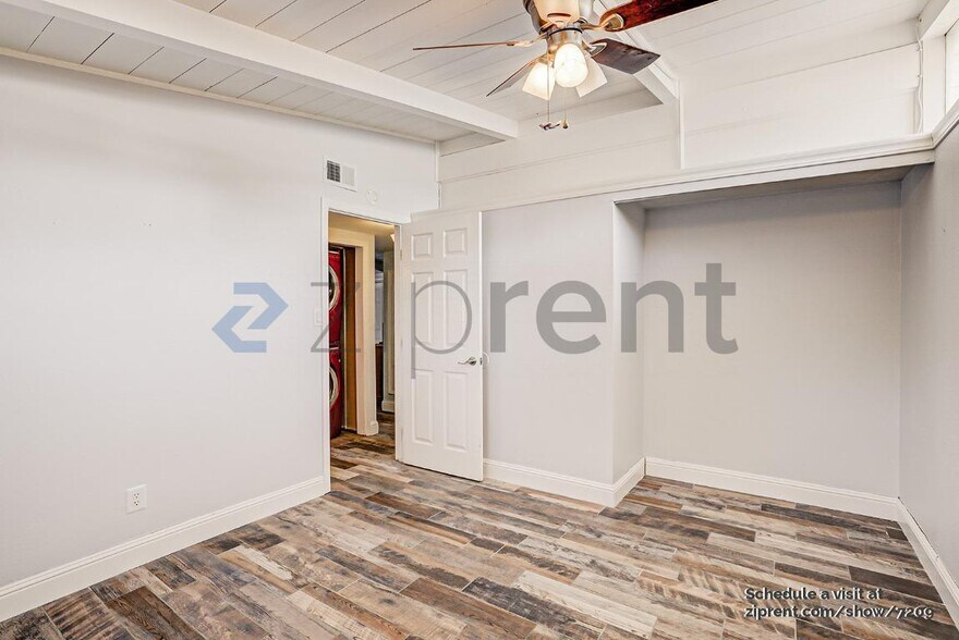 Building Photo - Unit