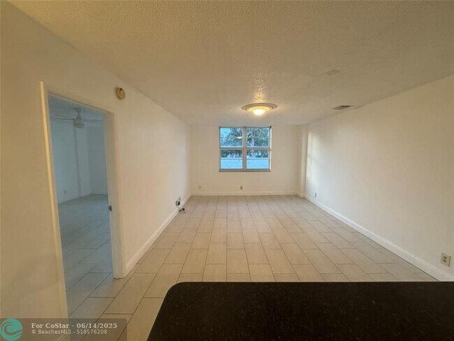 Building Photo - 336 N Birch Rd