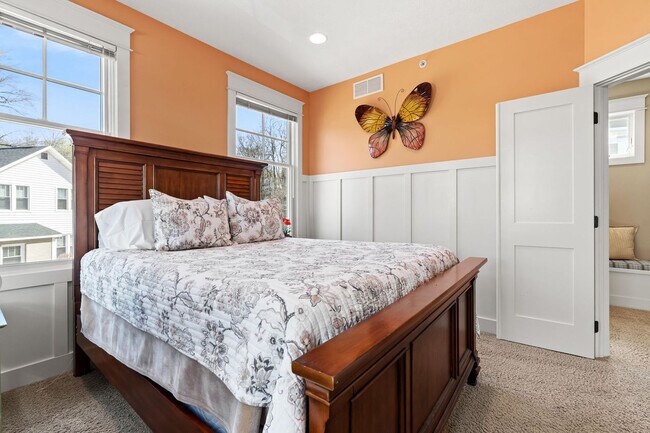 Building Photo - 807 Lake St