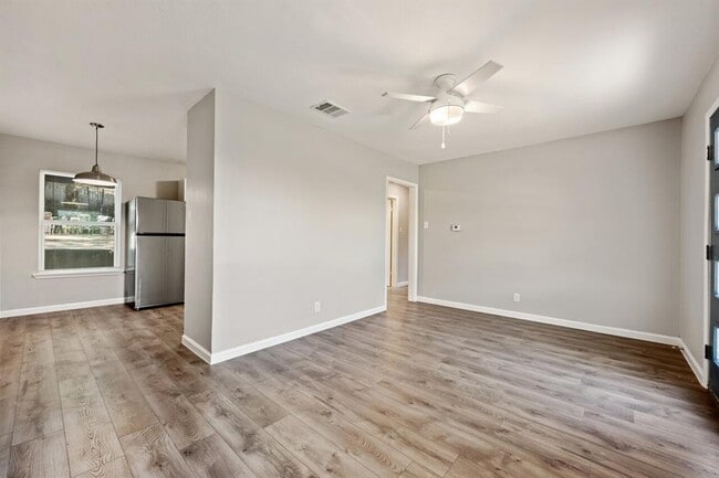 Building Photo - 2303 Metcalfe Rd