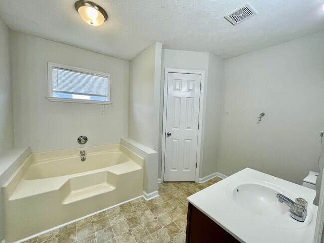 Building Photo - Newly Updated 3-Bed, 2-Bath Nest in Fayett...