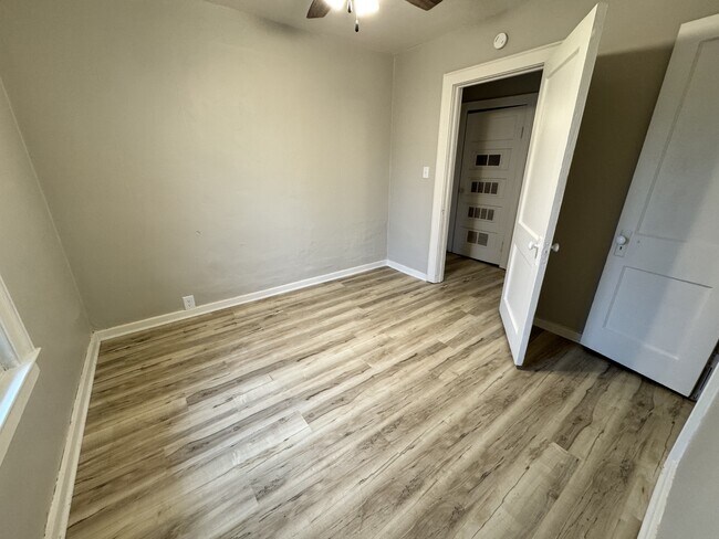 Building Photo - 727 E North St