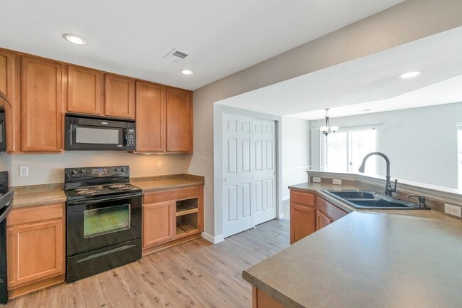 Building Photo - Charming 3 Bedroom 3 Bath Townhouse in Green Valley Ranch!