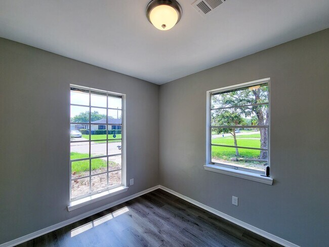 Building Photo - 3919 Hickok Ln