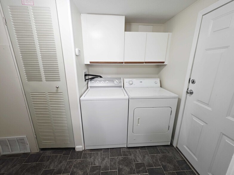 Building Photo - 3683 Pinoak St