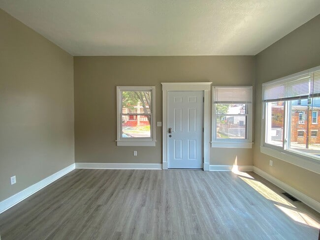Building Photo - 5 bed/ 2 Bath Mins. from UC Only $750/pp (...