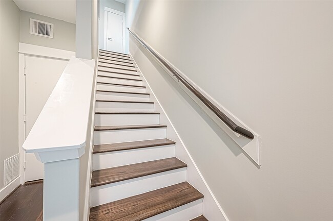 Building Photo - 712 Clark St