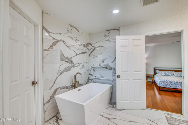 Building Photo - 6205 Brisa Del Mar Dr