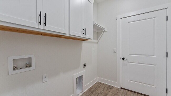 Building Photo - "Charming 3-Bedroom Retreat with Granite Elegance & Cozy Fireplace in Farmington!"