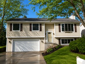 Building Photo - 3 Bedroom 2 Bathroom Single Family Home