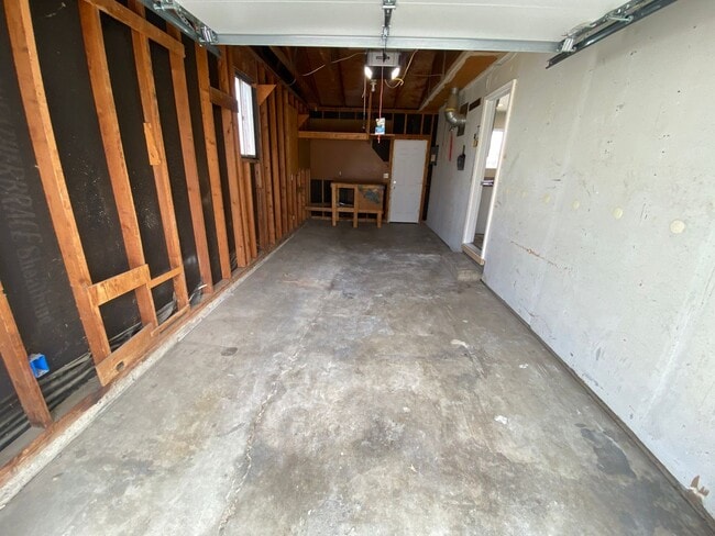 Building Photo - Updated Ranch Style Home