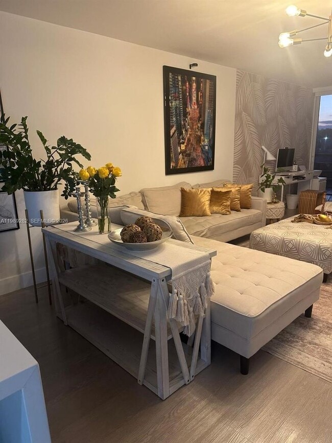 Building Photo - 1811 Sabal Palm Dr