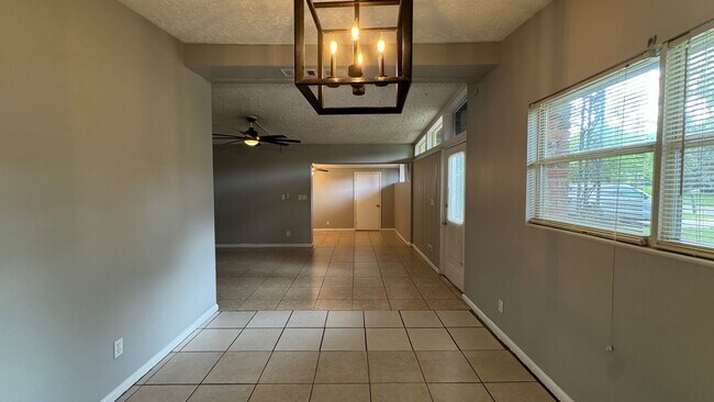 Building Photo - Spacious 5/2 for rent in Normandy Village ...