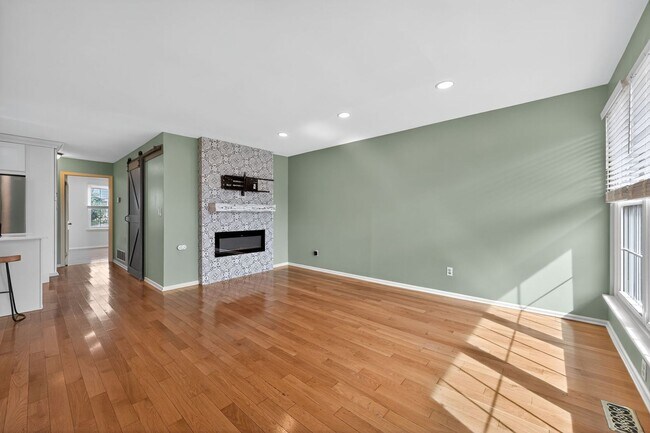Building Photo - Beautiful 2 Bedroom, 1 Bathroom Condo In W...