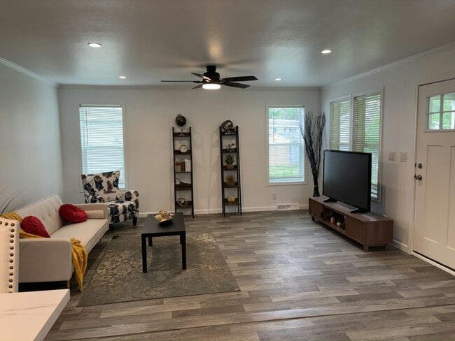 Building Photo - 521 Cimarron