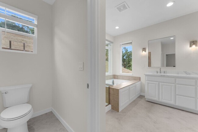 Building Photo - Gorgeous remodeled 3 bedroom, 3 full bathroom home for rent!