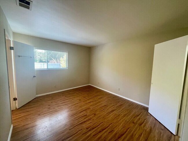 Building Photo - Three Bedroom Home in the Turnpike Foothills - Available Mid August