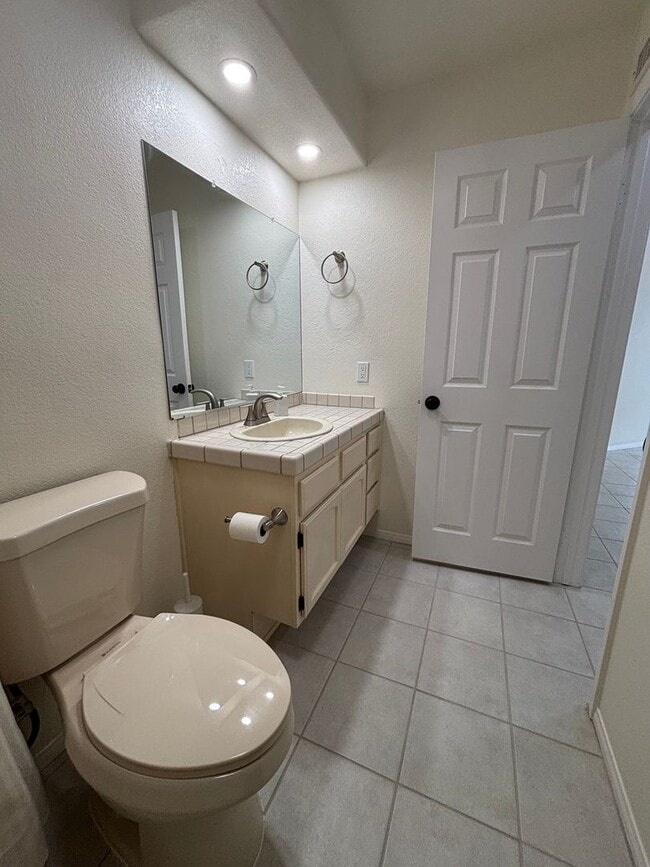 Building Photo - 2 Bedroom 2 Bathroom Condo Living in Great Community Located At West Village Of Singing Hills HOA.