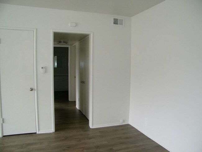 Building Photo - 2bed/2bath AVAILABLE NOW