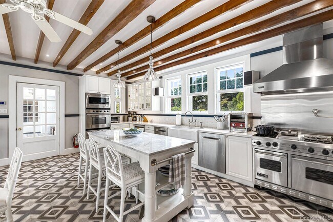 Building Photo - 94 Quogue St