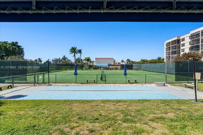 Building Photo - 811 S Hollybrook Dr