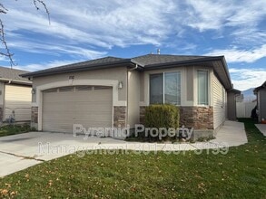 Building Photo - 732 Skipton Dr W