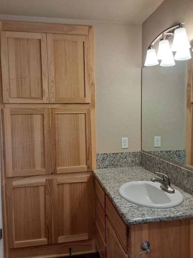 Building Photo - 2204 Estes Rd