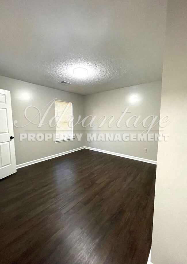 Building Photo - Newly Renovated Home In Frayser - Open To Section 8