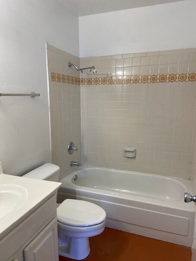 Building Photo - NICE 2 BDRM 2 BATH UNIT